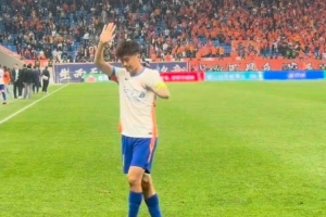 泰山队赛后谢场低头沉默，刘洋接受完采访后独自向球迷致歉