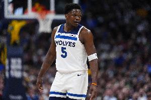 芬奇：爱德华兹的右膝情况需要持续管控 他的身体状况正在好转