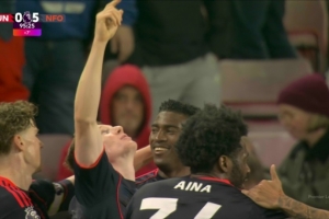 太阳报：埃利奥特·安德森进球后双手指天，悼念离世的母亲