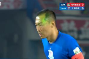 无视干扰！吴曦主罚点球时被激光笔照射，但还是稳稳命中