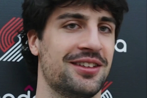 上场被打断牙！阿夫迪亚：我找胶水粘好了 不影响我依然强硬