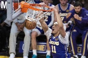 兄弟们我猛吗？海斯首节3中3砍7分1断 两记暴扣+一记空切帅球