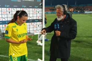 有趣一幕！南特女足球员赛后采访时与队友玩水枪