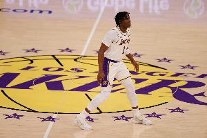 詹姆斯：蒂耶罗才刚刚上场裁判就把他驱逐了 太离谱&我对此很生气