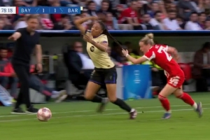 拜仁女足总监谈拉头发被罚下：对方头发长及臀部，红牌有待商榷