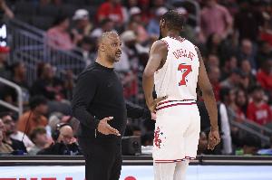 乌度卡：KD在G2末节一次转换进攻中扭伤了左脚踝 赛前决定是否打