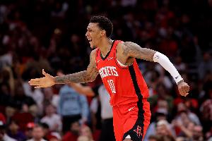 球球救命！贾巴里·史密斯半场三分5中4得14分 得分暂为全队最高