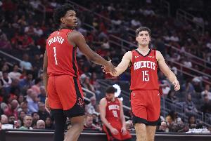 美记：阿门-小谢的后场组合非常出色 再打好一个半场就能延续火种