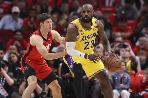 香波特：詹姆斯只有爆发力下滑了 但他发现突不动就开始背身打