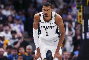 Shams：文班很想上场 正持续提升训练强度 但仍需球队和联盟评估