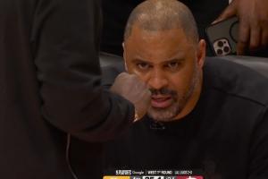 小贾改变比赛的失误！乌度卡当场开骂：法克！保护球权啊！