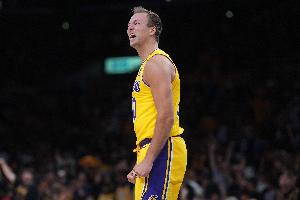 杨鸣：肯纳德快要打成里夫斯了 火箭对他不该防成这样