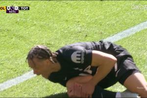 疑似重伤！西蒙斯对抗时扭伤膝盖，表情十分痛苦被医疗车护送离场