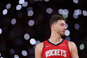 有站出来！申京首节5投4中&三分2中1 砍下11分2篮板2助攻