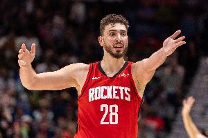 扛起进攻！申京半场8中5得全队最高14分 但罚球9中4&曾两罚全铁