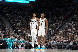 文班：福克斯让比赛变得充满乐趣 球队能拥有他是巨大优势