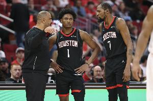 皮尔斯：火箭常规赛打弱队能蒙混过关 现在没控卫的软肋彻底暴露