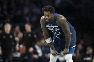 需要你站出来！兰德尔半场仅4次出手中1球 得3分2板2助&有1次失误