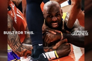 奋不顾身！湖人官推晒詹姆斯G3加时赛倒地拼抢照：倾其所有