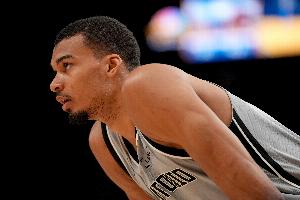 下半场无限切扣！文班复出展现DPOY风采 狂揽27分12板4断7帽