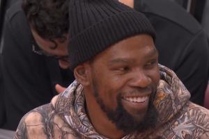 击碎不和谣言！杜兰特在替补席咧嘴大笑 小鸟依人倒在谢泼德背后