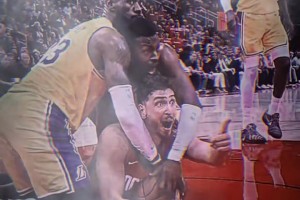 上阵父子兵！求此刻申京心理阴影面积！遭詹姆斯+布朗尼围剿