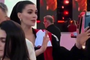 实拍：海瑟薇带着阿森纳球衣出现在《穿普拉达的女王2》首映礼