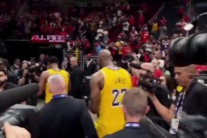 这人气！赛后采访球员早走光 詹姆斯退场还大批球迷两边等待他