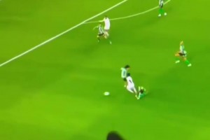 瞎带！外网球迷热议维尼修斯试图突破贝蒂斯防线