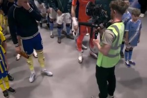 画风独特的两个人！赛前“晒太阳”的谢尔基和努里！