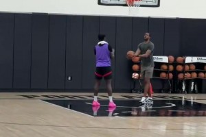 老熟人☺️阿尔德里奇现身开拓者训练场，与西索科聊天~