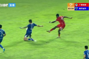 奶奶球啊这是！中甲广西球员超近距离垫射被横梁拒绝！