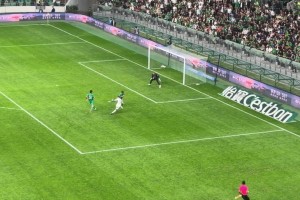 再被反击！实拍：基莱斯89分钟锁定胜局，工体现场一片哗然